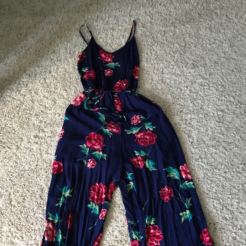 Gorgeous floral split skirt jumper. Straps and size medium. Would fit size 8-10